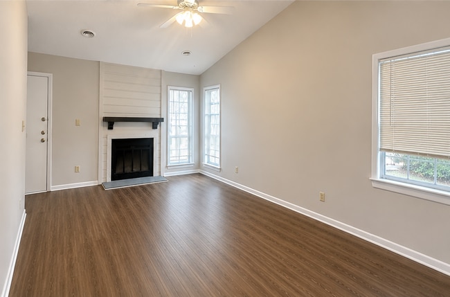 Building Photo - 721 Varsity Dr