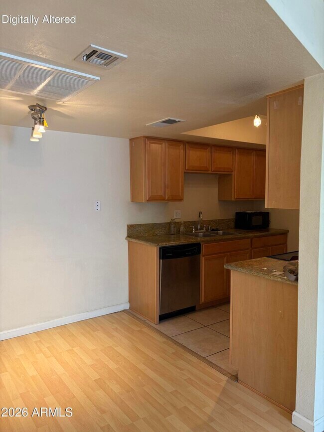 Building Photo - 740 W Elm St