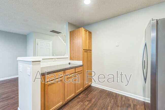 Building Photo - 8787 Robinson Forest Dr