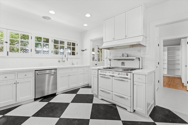 Building Photo - 229 15th St