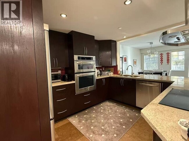 Building Photo - 5880 Hampton Pl