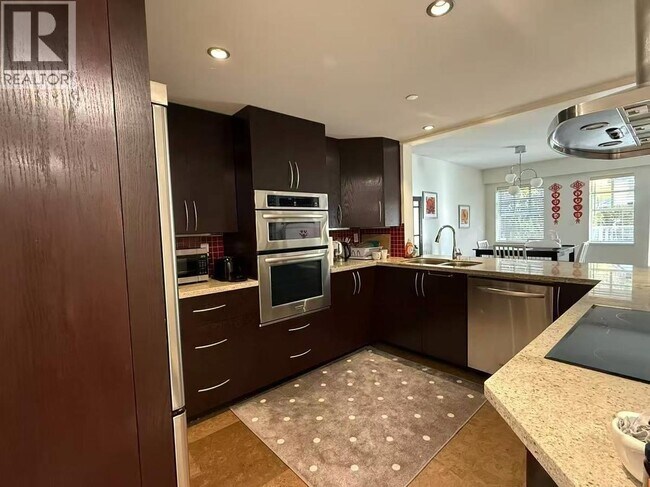 Photo du bâtiment - 5880 Hampton Pl