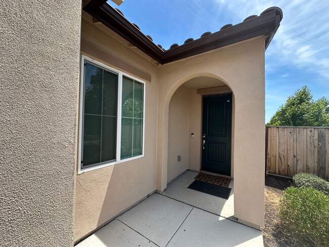 Building Photo - Stunning 4 Bedroom 3 Bathroom with SOLAR! ...