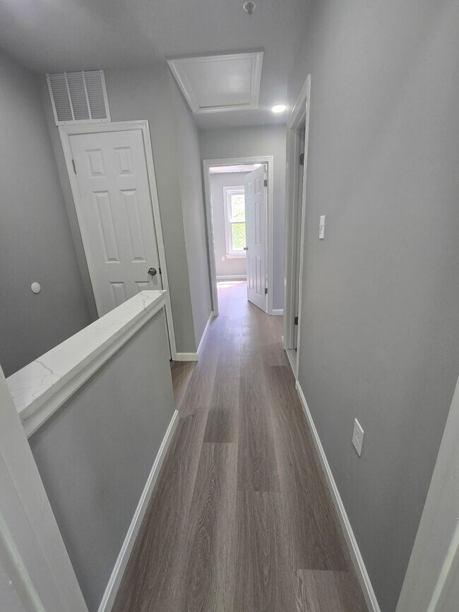Foto del edificio - **VOUCHER HOLDERS **NEWLY REMODELED TOWNHOME IN CENTRAL LOCATION! 3 BEDROOM 2 1/2 BATH, FINISHED ...