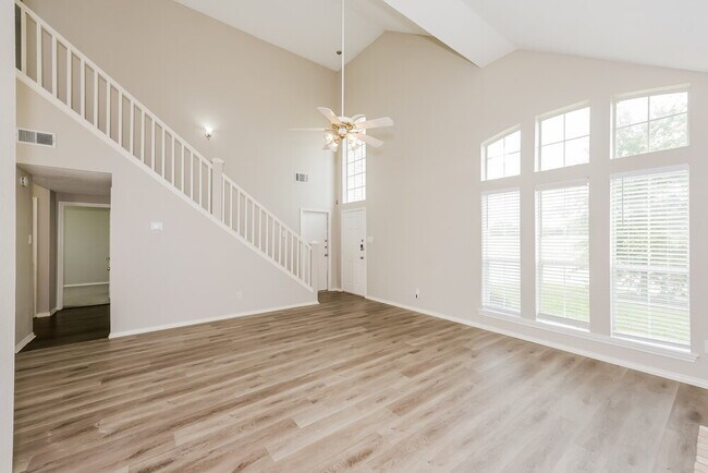 Foto del edificio - 300 Stone Creek Blvd