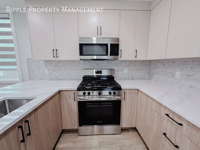 Photo du bâtiment - BRAND NEW 3 BEDS, 2.5 BATHS MULTIPLEX