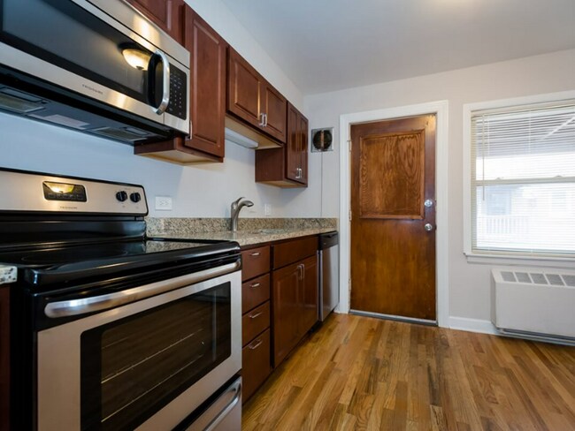 Foto del edificio - 2104 W Foster Ave