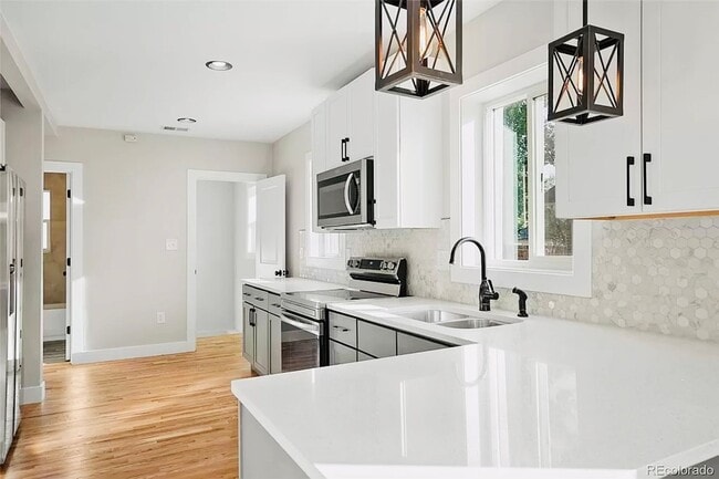 Foto del edificio - Beautiful 2 Bed 2 Bath With Bonus Living Space in Denver's Clayton Neighborhood