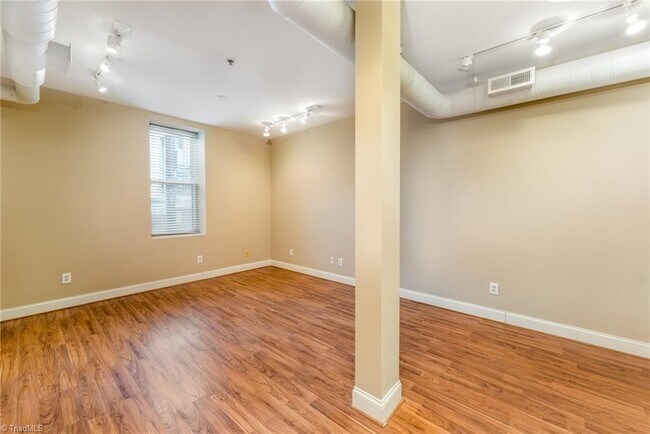 Foto del edificio - 220 W Market St