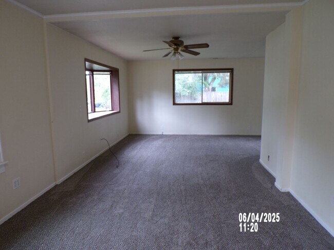 Foto del edificio - 4 bed 2 bath home for rent