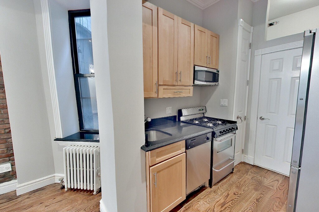 Building Photo - 246 Mott St