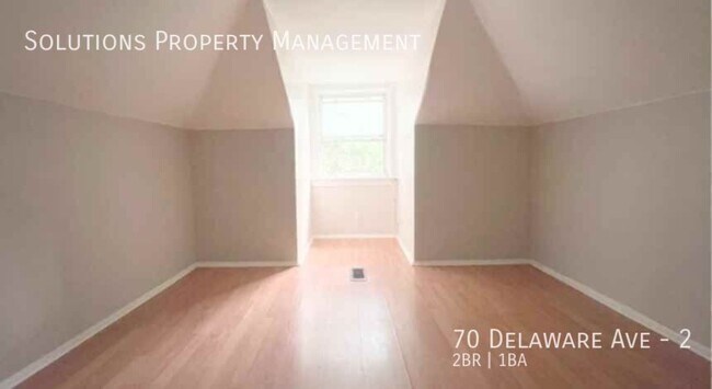 Photo du bâtiment - **Beautiful & Bright Updated 2 Bedroom Second Floor Unit**