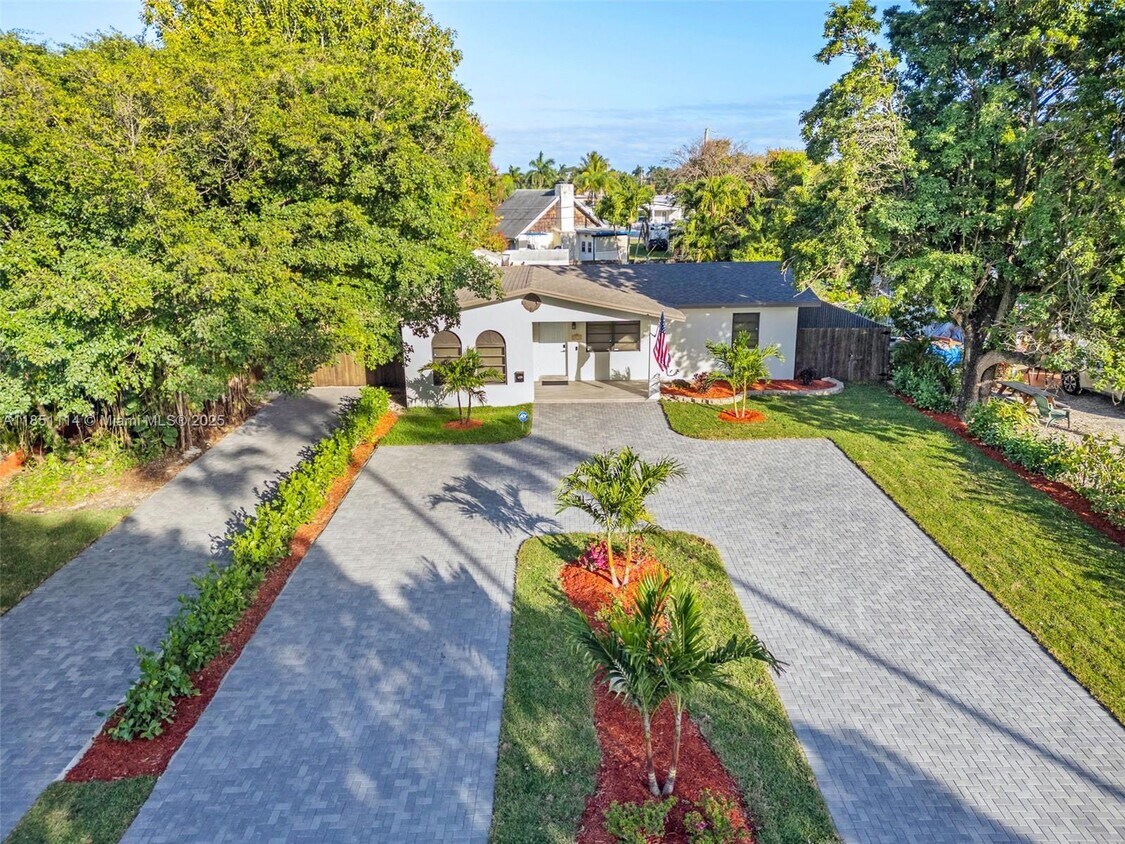 Foto principal - 1075 NE 12th Ave