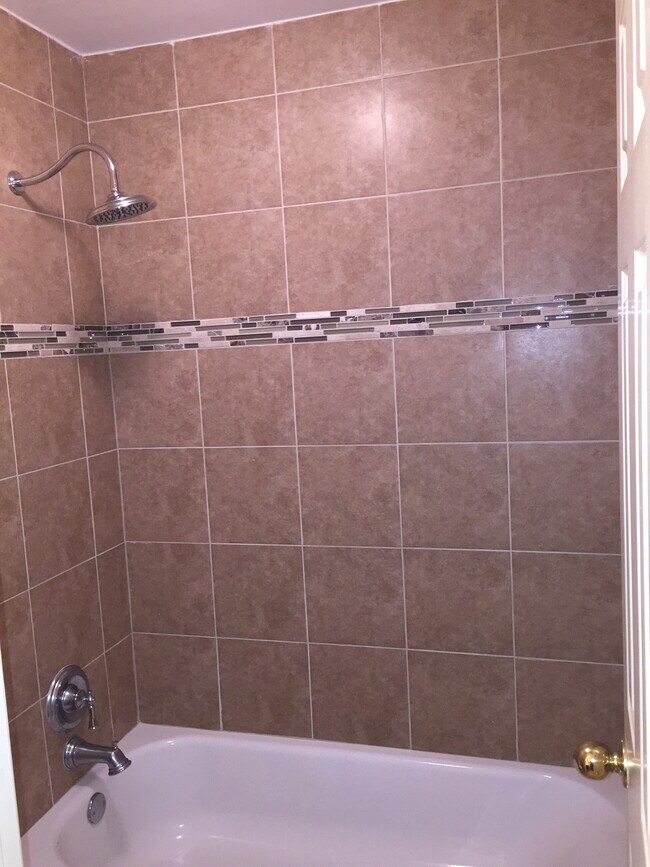 Hall bath. - 9558 Kingsridge Drive
