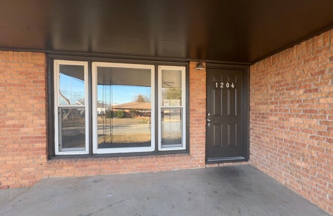 Building Photo - 1204 NW Carroll- AVAILABLE NOW!!