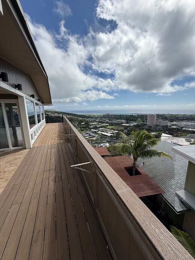 Foto del edificio - Luxury Hillside Home with Panoramic Kahala Beach Views – $8,500/month