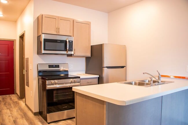 Building Photo - Cozy & Convenient: Top Floor Studio Apartment