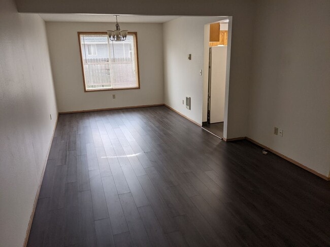 Building Photo - Large 4 bedroom