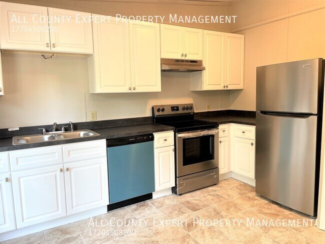 Building Photo - 2 Bedroom Duplex - Great Location near Lak...