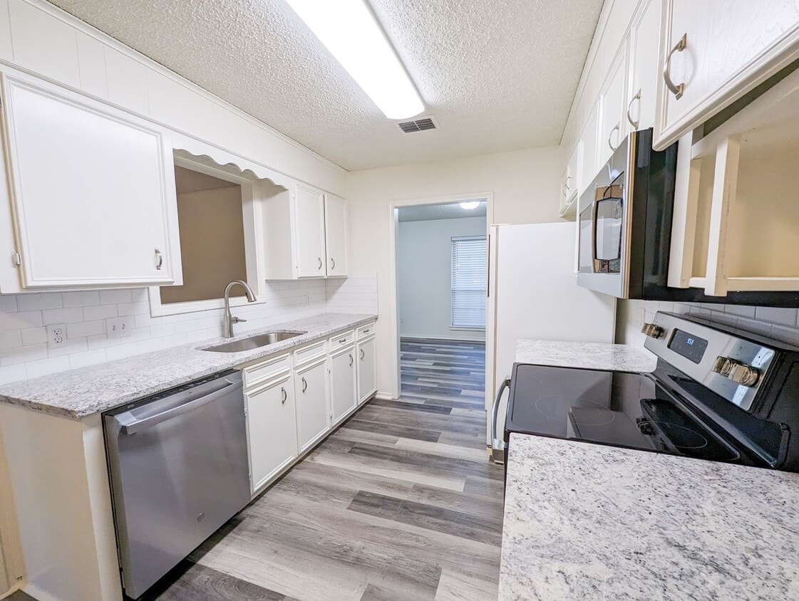 Primary Photo - Newly Remodeled 3 bed/ 2 bath home in Coun...
