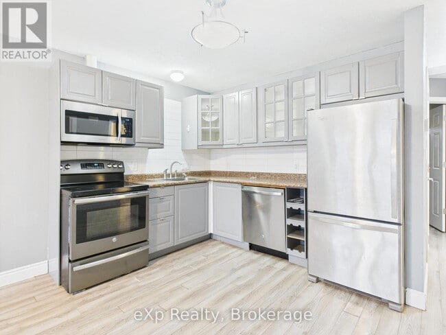 Building Photo - 55 Regent St S