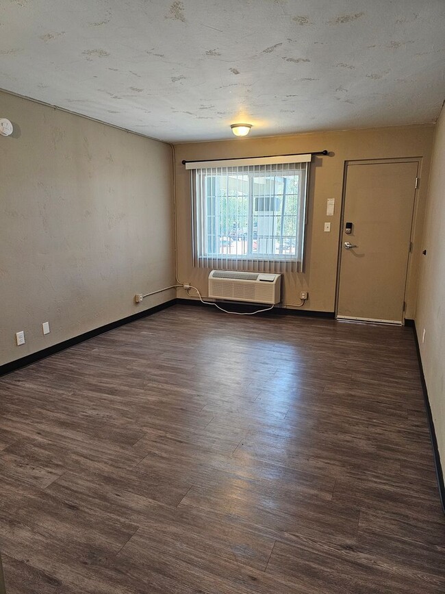 Building Photo - Remodeled Studios near Memorial Park and S...