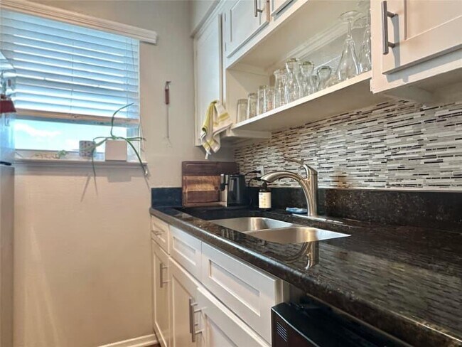Foto del edificio - 2401 Manor Rd
