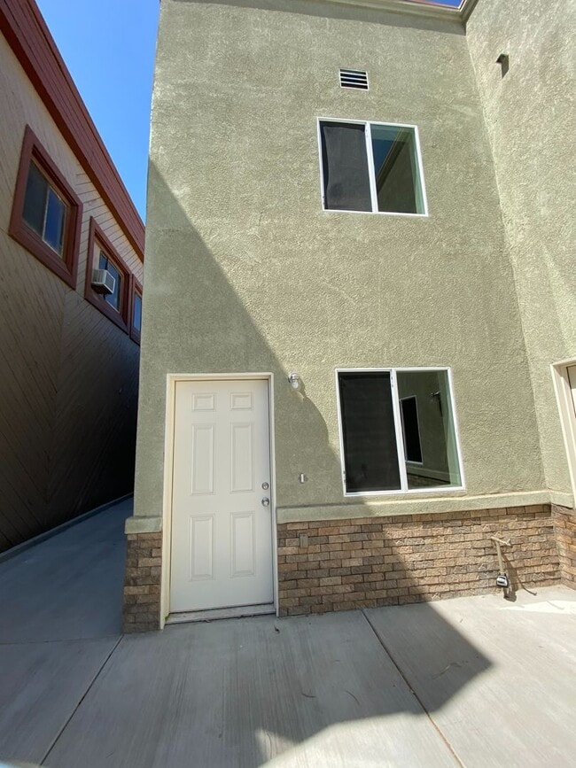 Building Photo - 574 Holt Ave