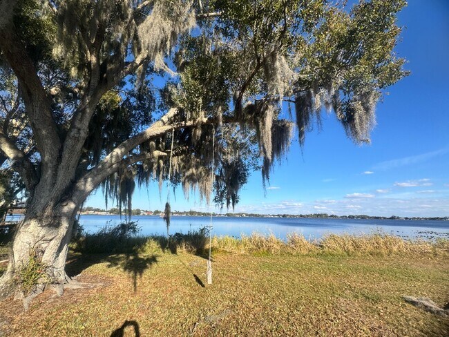 Foto del edificio - 734 Memorial Dr