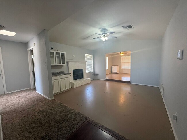 Foto del edificio - 609 Montwood Ct