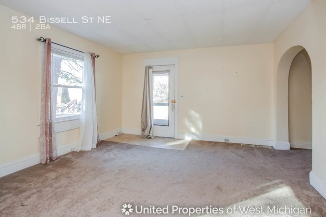 Building Photo - 534 Bissell St NE