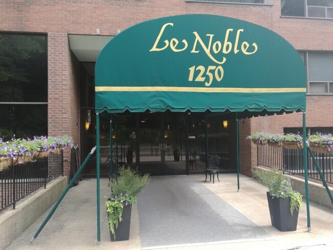 Building Photo - 1250 Av des Pins O