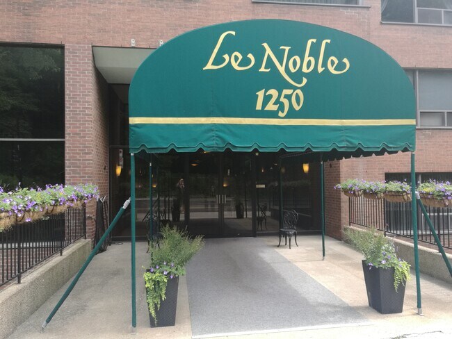 Photo du bâtiment - 1250 Av des Pins O