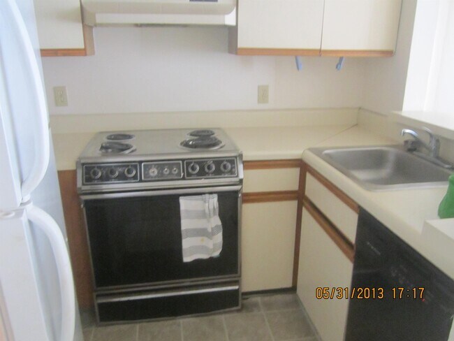 Building Photo - 1600 Park Cir