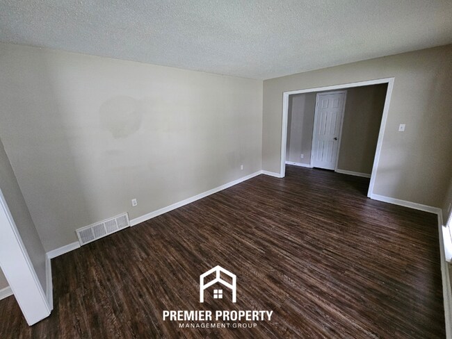 Foto del edificio - Huge 3BR/2BA Near Kirby | 1,774 Sq Ft, Hardwood Floors, Fireplace & Bay Window