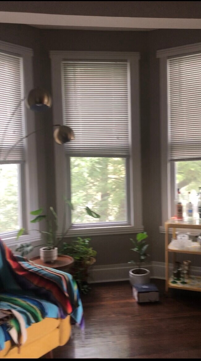 Sala de estar - 1658 N Monticello Ave