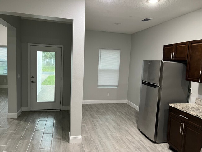 Foto del edificio - 736 Bittern Ln