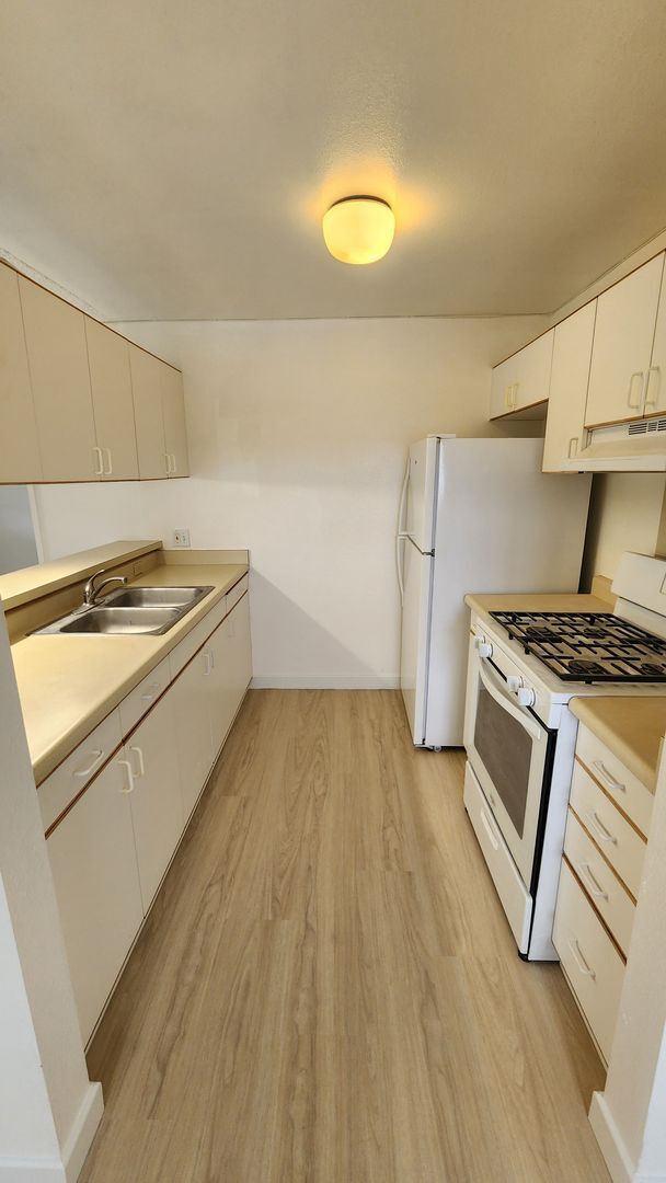 Building Photo - Partially Remodeled 1/1/1 in West Loch Fairways