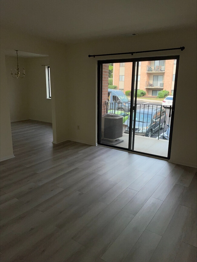 Foto del edificio - 1000 Spring Gate Rd