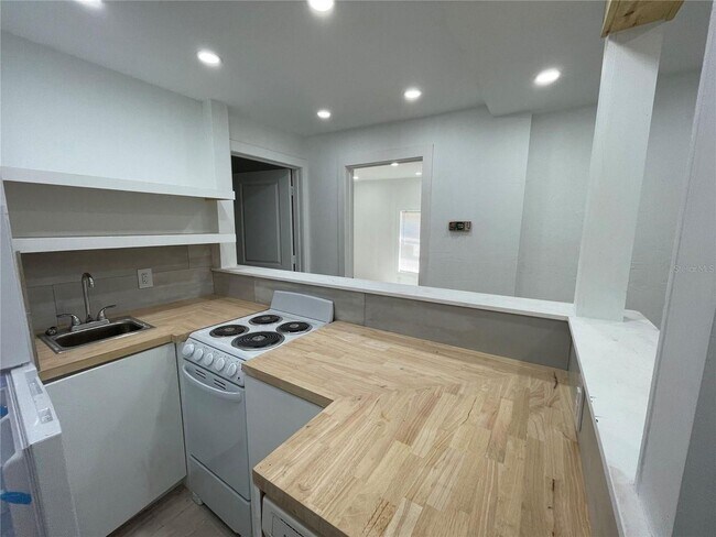 Building Photo - 2 br, 1 bath House - 1304 NE 3rd Avenue
