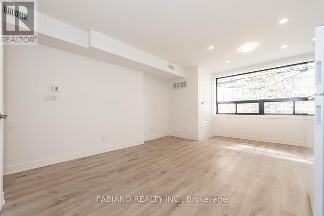 Photo du bâtiment - 942 St Clair Ave W