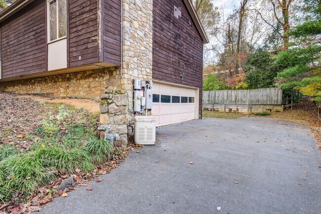 Building Photo - Large home in a beautiful setting close to...