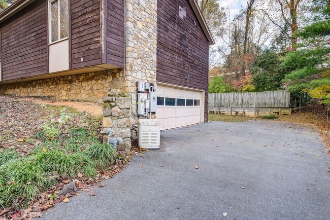 Foto del edificio - Large home in a beautiful setting close to...