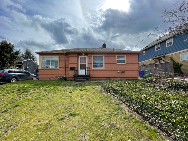 2Bd 1 Ba Classic NE Portland Home With Fenced Backyard! Washer/Dryer Hookups. - 2Bd 1 Ba Classic NE Portland Home With Fenced Backyard! Washer/Dryer Hookups.