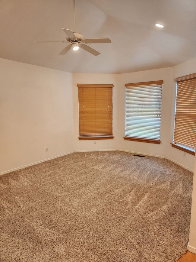 Building Photo - Spacious Country Club Home
