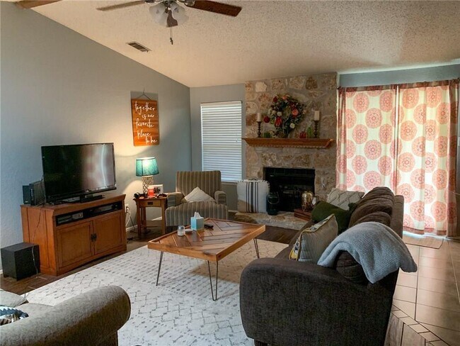 Foto del edificio - 417 Honeysuckle Dr