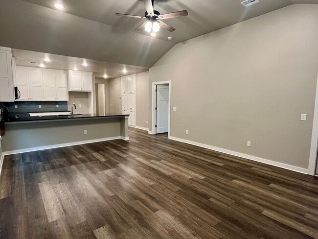 Building Photo - Beautiful 2 Bed 2 Bath!