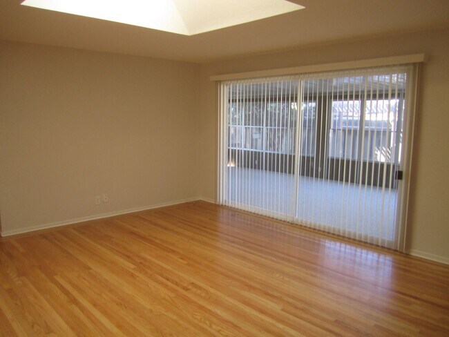 Building Photo - SPACIOUS 3BED, 2 BATH IN EXCELLENT SANTA C...
