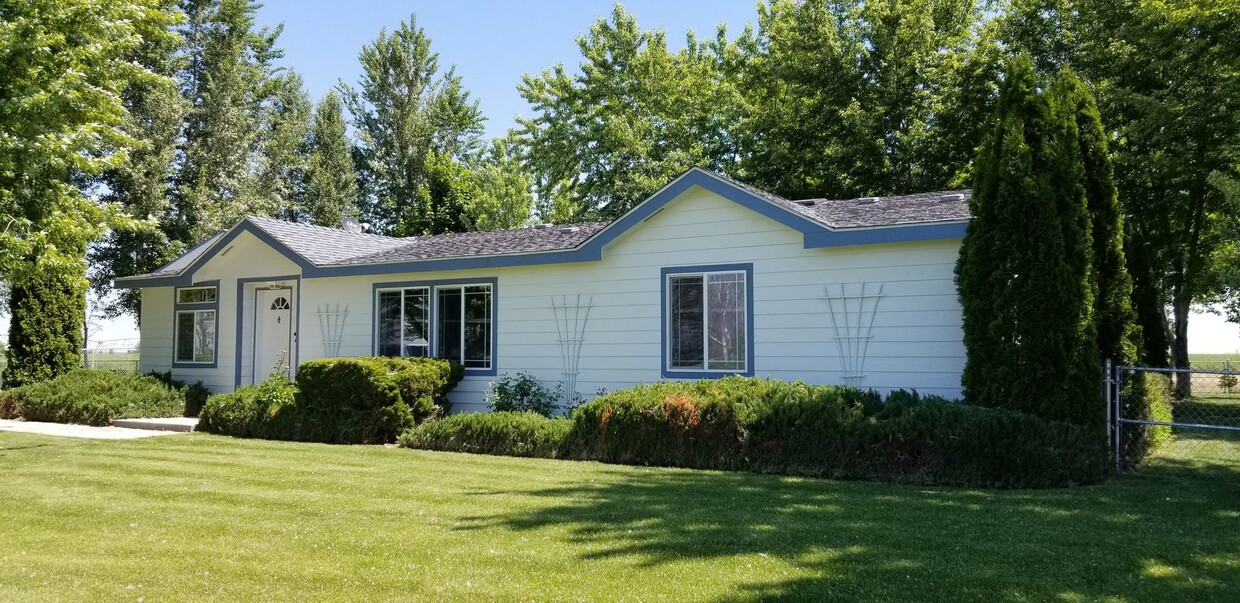 Primary Photo - Country Living