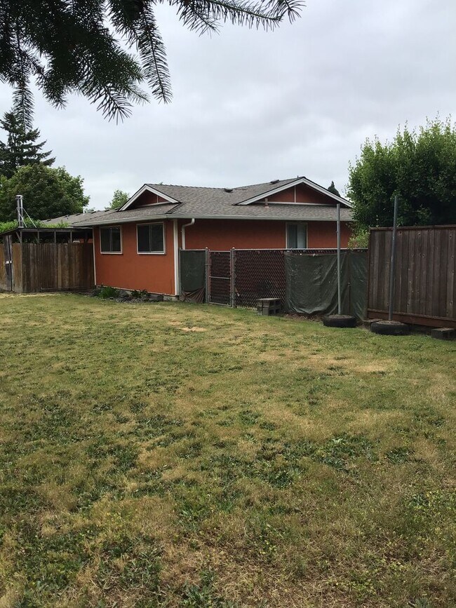 Building Photo - Large 2 bed 1 Bath